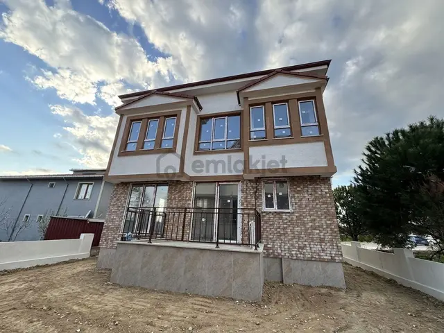 Biga Şirintepe Mahallesi Kalafat Yolu Villalar Bölgesinde Müstakil Tadında 4+1 Satılık Villa 2