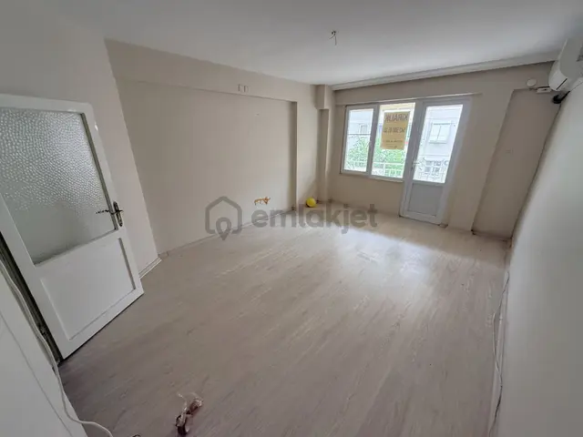 Jet'ten Akçay Merkezde Ön Cephe Geniş Balkonlu 2+1 Kiralık Daire 3