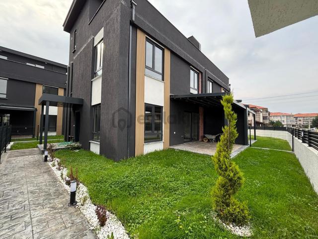 Karasuda Deniz Manzaralı Müstakil Bahçeli 4+1 Satılık Tripleks 4