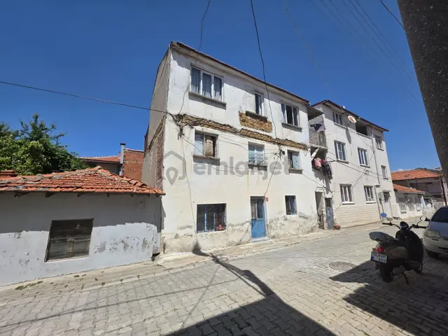 Burhaniye Cumhuriyet Mah. 3 Daireli Kira Getirili Satılık Bina 1