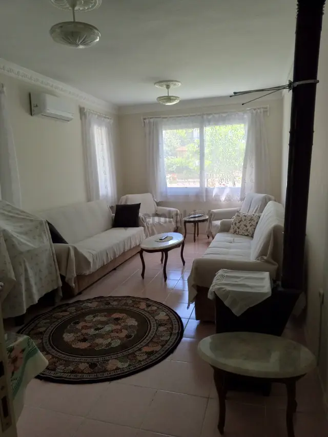 Foçada Sezonluk Kiralık 2+1 Ayrı Mutfak Bahçeli Zemin Daire 4