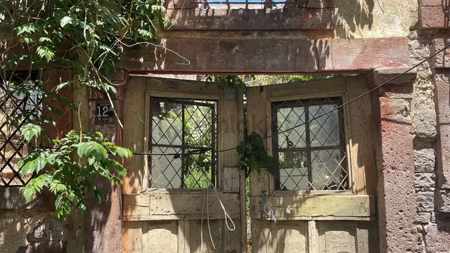 Ayvalık Merkez'de Restorasyon İsteyen Avlulu 3 Katlı 4+1 Taş Rum Evi 3