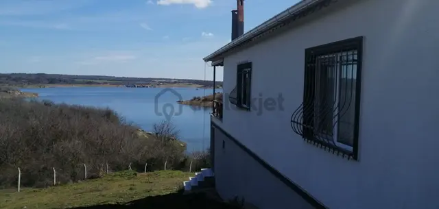 Kırklareli Hacızekeriya'da Satılık Göl Manzaralı Bahçeli Ev 1
