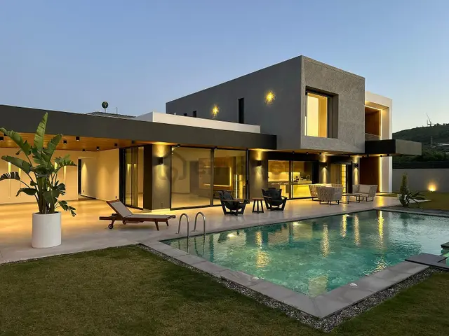 İzmir Çeşme'de Ilıca Plajı'na Yakın Havuzlu Yeni Villa 2
