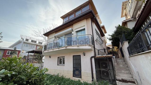 Güzelbahçe'de Deniz Manzaralı Bahçeli Geniş Villa 1