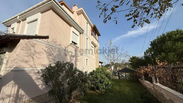 Güzelbahçe'de Deniz Manzaralı Bahçeli Geniş Villa 3