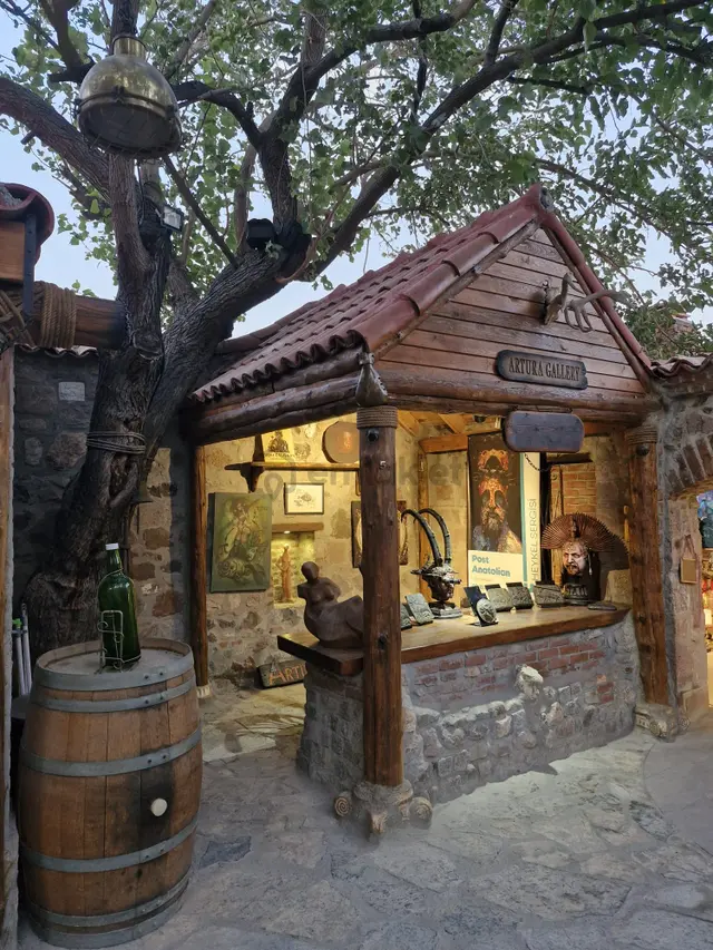 Ayvalık Kucukkoy De Satılık Sanat Galerisi.kafe.konut. 3