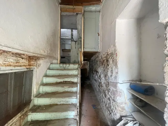 Ayvada'dan Ayvalık Gazikemalpaşa Denize 100 Metre Bahçeli 3 Katlı 4+1 Taş Rum Evi 3