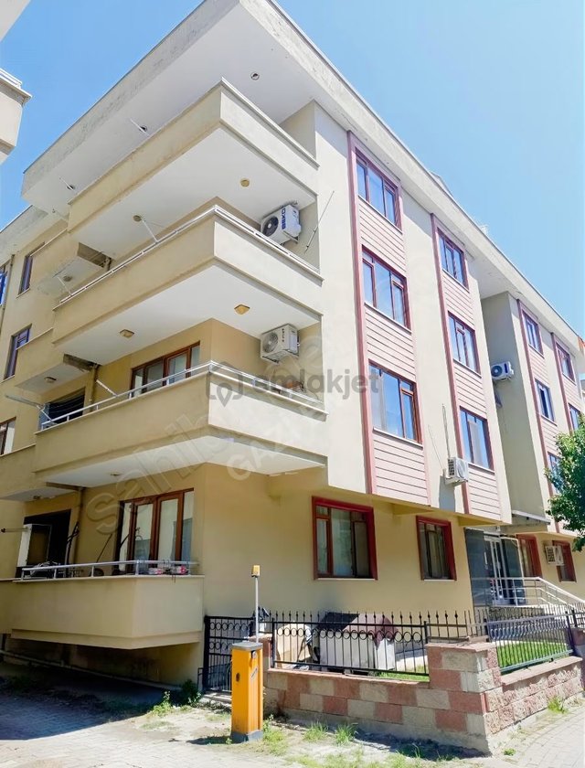 ""gazi Emlak""öncüfırın Karş 3+1 Geniş 150m Arakat Asansör Garaj ""gazi Emlak""öncüfırın Karş 3+1 Geniş 150m Arakat Asansör Garaj