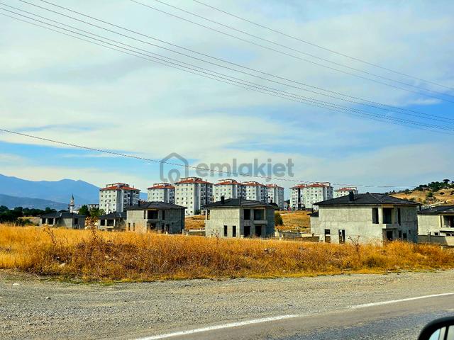 Kütahya Emet Örencik'te Köy Otoyol Elk Su Çay Yanı 1463 M² Bakımlı Tarla. Açıklamada 3