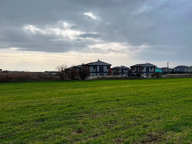 Silivri'de Prestijli Lokasyonda 3042m2 Villa İmarlı Satılık Arsa 3
