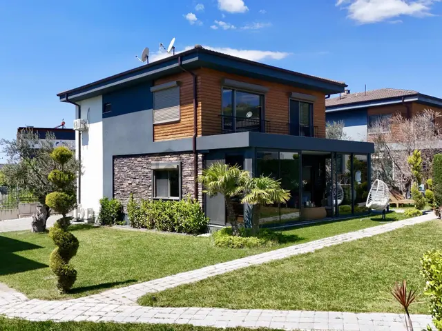 Avcı'dan Girişte Odalı Havuzlu İçi Özel Tasarım Müstakil Villa 1
