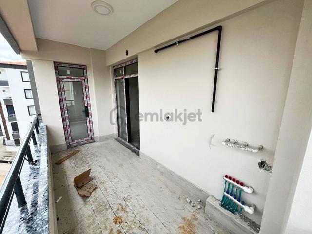 Karacaahmet'te Anayola Yakn Okul Çvr Az Katlı Y.ısıtma U.lüx 2+1 1