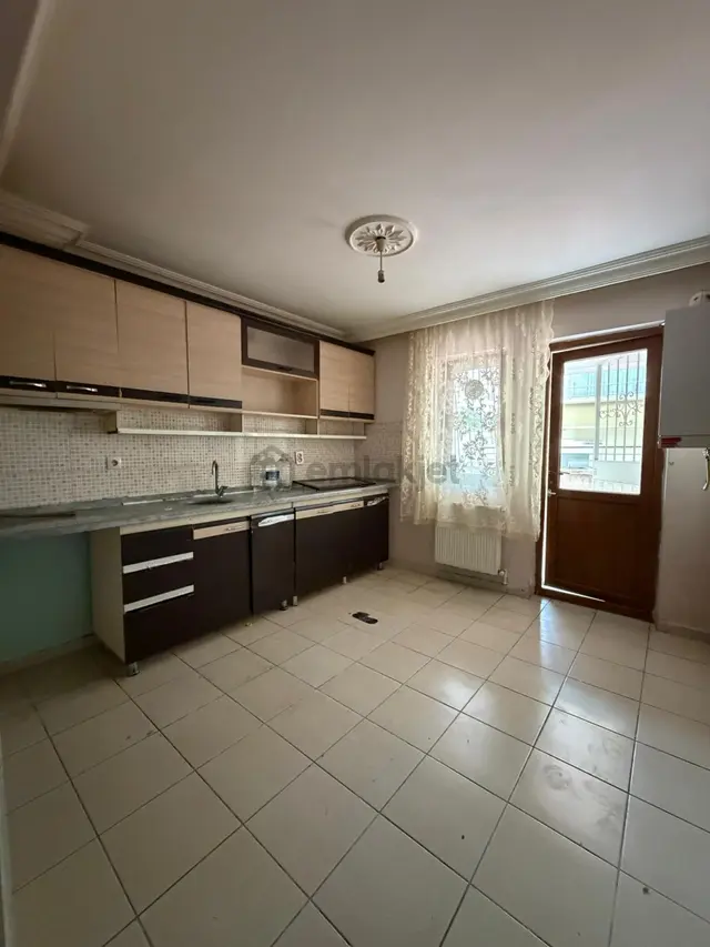 Kiralık*kuşcağız*atapark*arasında*geniş Daire*isteyene*asansörlü* Kiralık*kuşcağız*atapark*arasında*geniş Daire*isteyene*asansörlü*