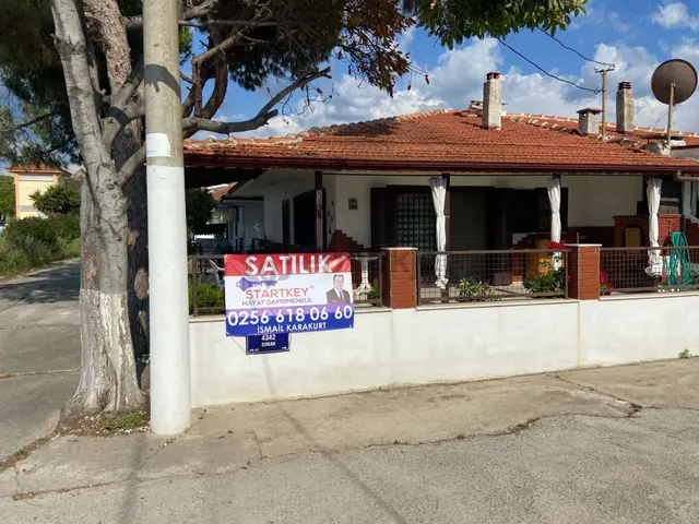 Kuşadası'nda Satılık Denize 50 Metre 3. Sırada Köşe Konumlu Villa .. 1