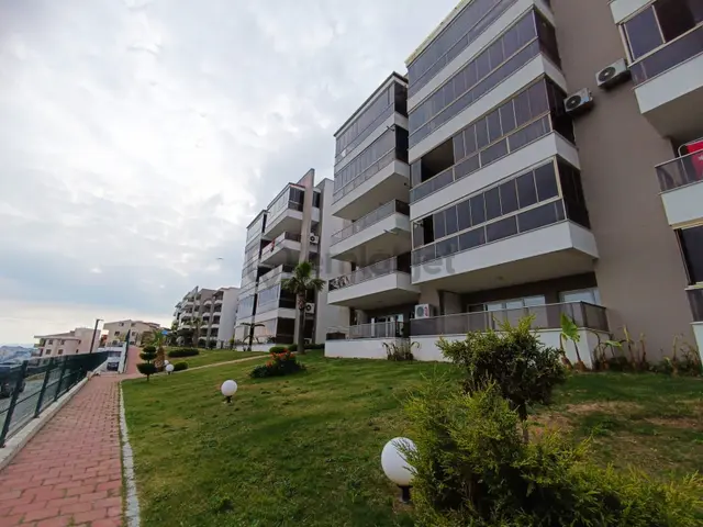 Kuşadası Ege Mahallesinde Eşyalı Satılık Geniş 3+1 Daire 3