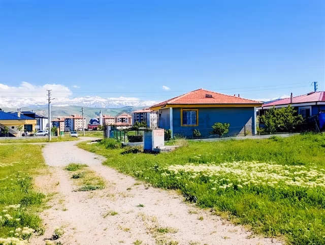 Doğalgazlı 400 M2 İmarlı Yaylalık Arsa Ulukışla 1. Toki'nin Yan