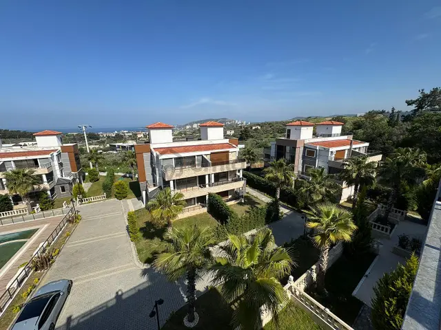 Kuşadası'nda Geniş Havuzlu Sitede Eşyalı Ve Asansörlü Villa 2
