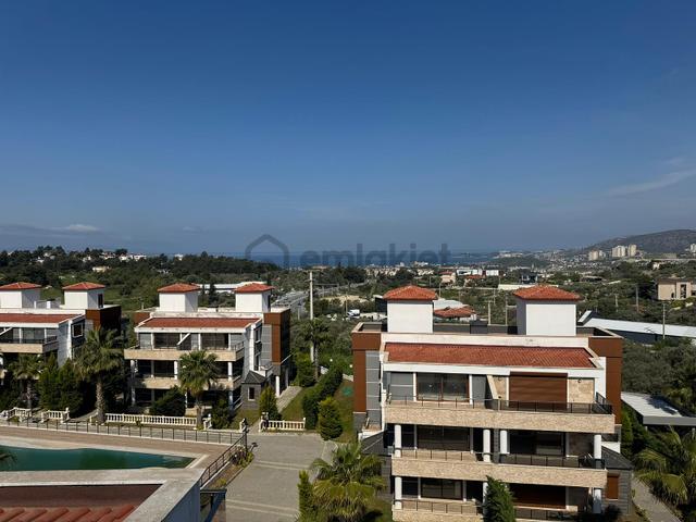 Kuşadası'nda Geniş Havuzlu Sitede Eşyalı Ve Asansörlü Villa 5