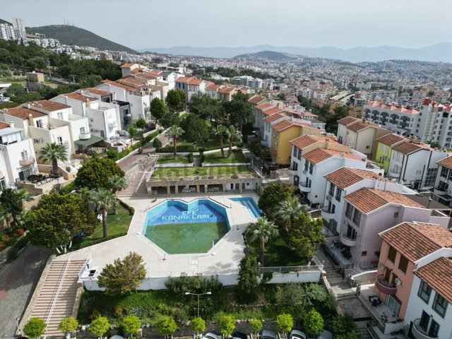 Kuşadası Efe Konakları Sıtesı’nde Denız Manzaralı 4+1 Trıpleks Vılla