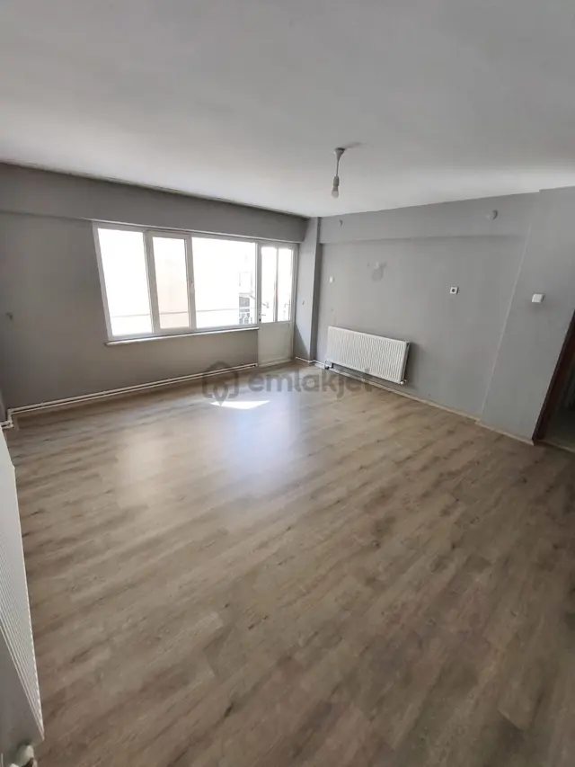 Remax Pın'den Üst Efeler'de Genış Salonlu 3+1 Doğalgazlı Kiralık 4
