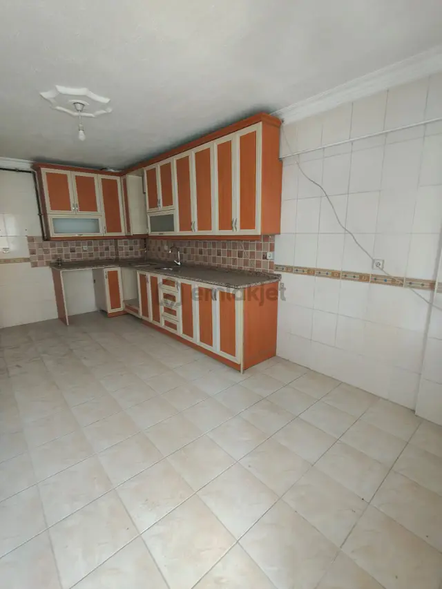 Menderes Turyap'tan Atatürk Cd. Üzeri 3+1 Kiralık Daire 4