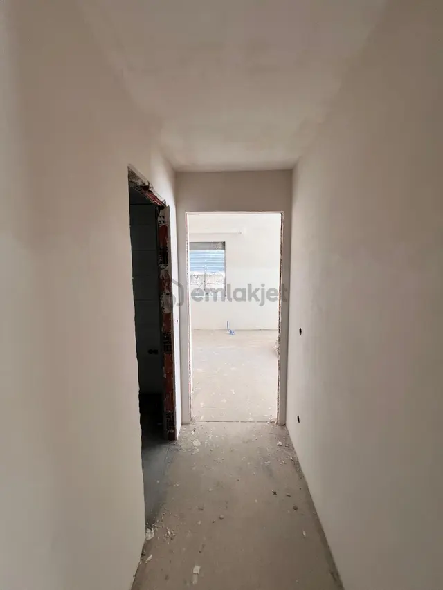 Kaçmaz'dan Küçükyalı Merkezi Konum'da Ön Cephe Teraslı Ferah 1+1 2