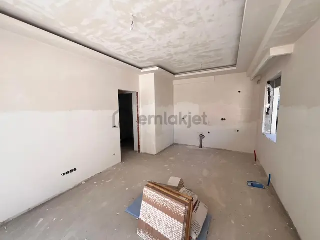 Kaçmaz'dan Küçükyalı Merkezi Konum'da Ön Cephe Teraslı Ferah 1+1 1