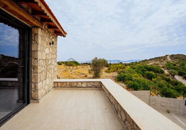Karaburun Mordoğan'da Panaromik Deniz Manzaralı Taş Villa 3