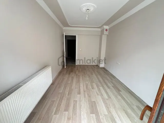 Çözüm Emlak'tan Muradiye İstasyon Caddesi'nde 3+1 Ara Kat Daire 3