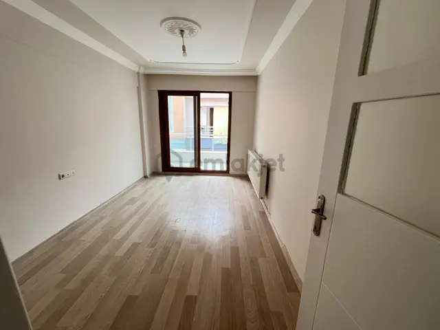 Çözüm Emlak'tan Muradiye İstasyon Caddesi'nde 3+1 Ara Kat Daire 2