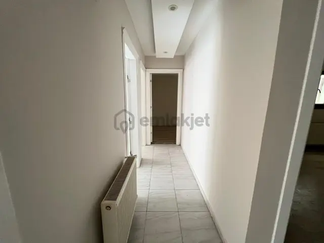 Çözüm Emlak'tan Muradiye İstasyon Caddesi'nde 3+1 Ara Kat Daire 4