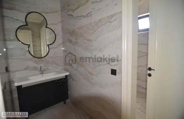 Alanya Oba Mahallesi Plaza'da Kiralık 3+1 Ofis 3