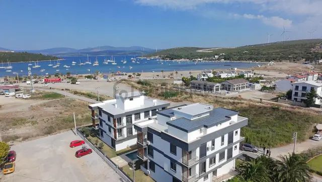 Sığacıkta Geniş Eşsiz Bahçe Kullanımlı Havuzlu 1+1