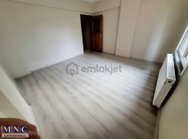 Kartal Hürriyet Mah.e5 Ve Metro 5 Dak. Otopark Üç Balkonlu Geniş 3