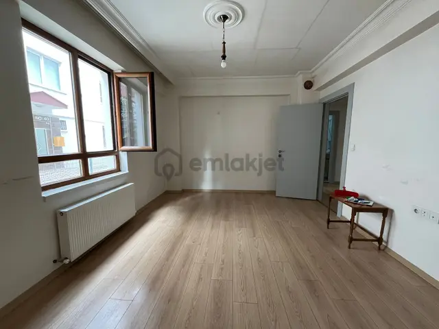 Vatan'dan Bağlarbaşı'da Giriş Katta 130 M2 Lüx Bina Lüx 3+1 Acil 4