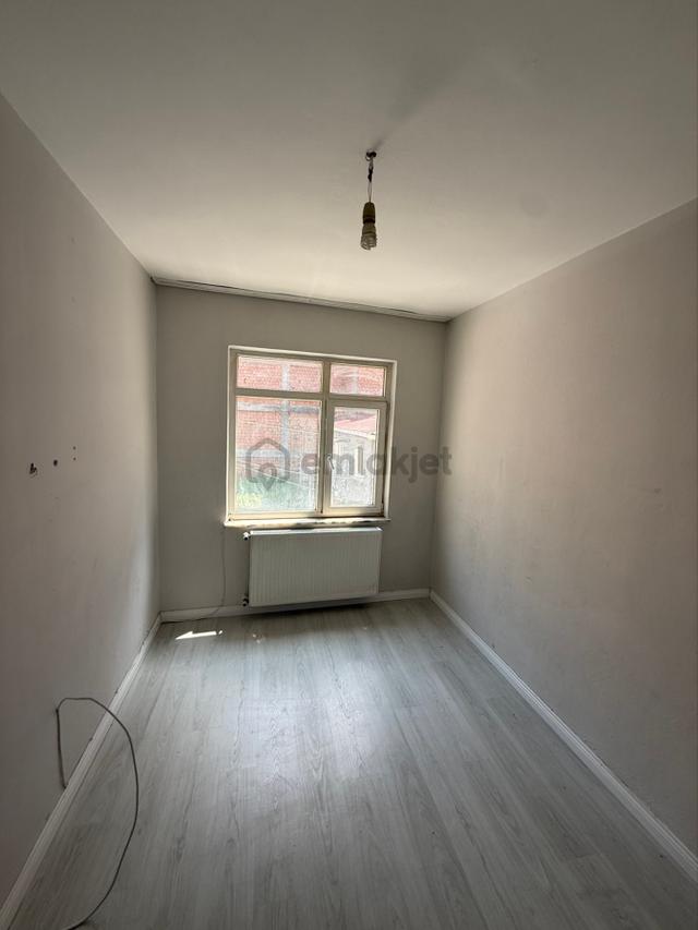 Hürriyet Mahallesinde İci Temiz Kiralık Daire 4
