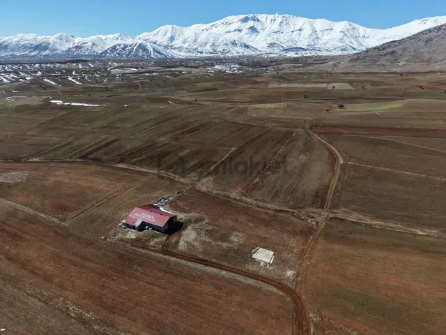 Tufanbeyli Cumhuriyet Mahallesinde 5000m² Alanda Hazır İşe Başlamalık Ahır 2
