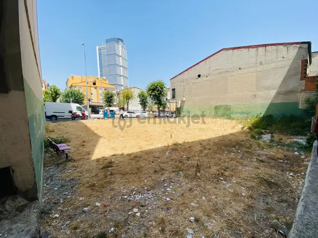 Cadde Üzerinde Bulunan 400m2 Arsamız Kiraliktır 3
