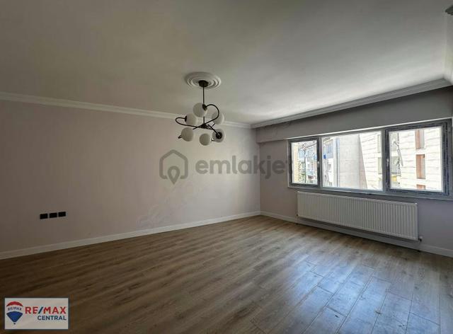Remax Central Çarşıda Bakımlı Geniş Ayrı Mutfaklı 2+1 Daire 5