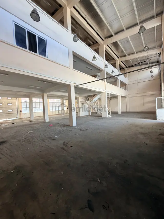Altıayak Sanayi Bölgesi'nde 4 Adet Tır Giriş Kapısı Bulunan 1.200 M² Ticari Alan Kiralık. 3