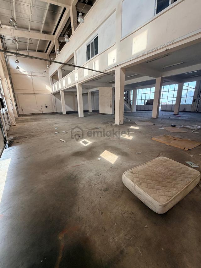 Altıayak Sanayi Bölgesi'nde 4 Adet Tır Giriş Kapısı Bulunan 1.200 M² Ticari Alan Kiralık. 4