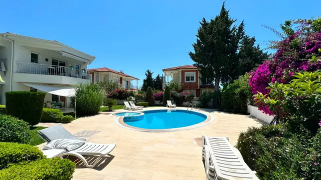 Antalya Kemer Çamyuva'da Havuz Başında Satılık Özel 2+1 Bahçe Katı Daire 3