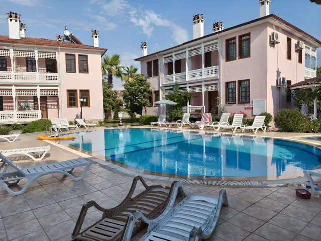Stop'tan Çalış Plajına Yakın Havuzlu Sitede Satılık 2+1 3