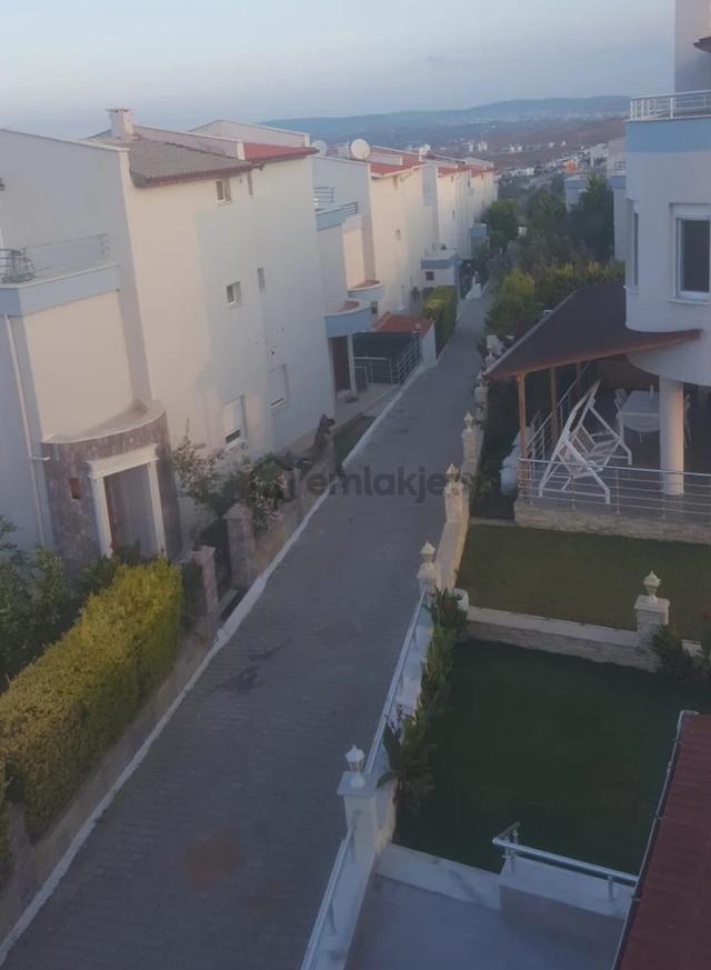 Seferihisar Akarca'da Havuzlu Sitede Satılık 4+1 Dubleks Villa 5