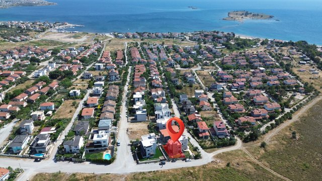 Veri'den Borabora Yakınında 3+1, Teraslı, Kış Bahçeli Satılık Villa!