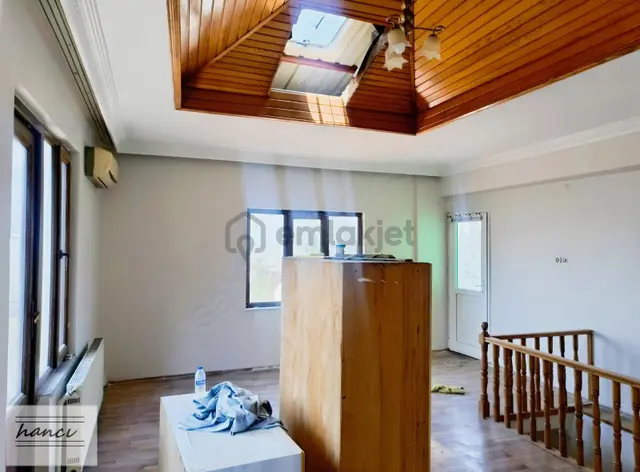Hancı'dan Emirsultan Meydanında Kiralık 3 Katlı Ev 2