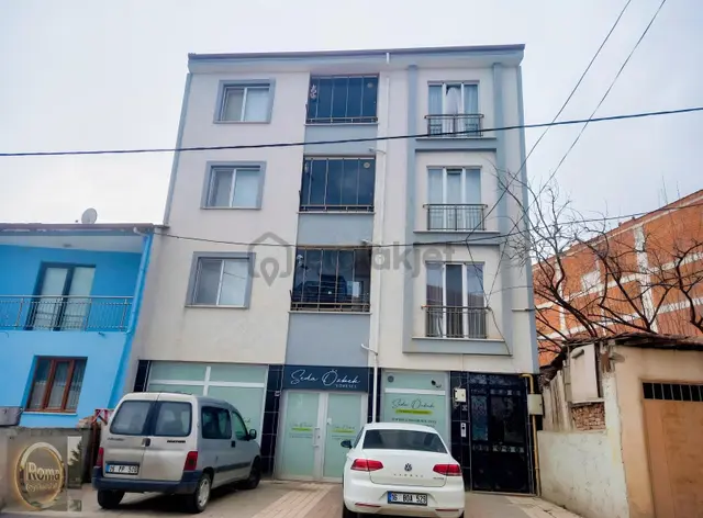 Roma' Dan Cerrah' Da Cadde Üzeri Satılık Daire 1