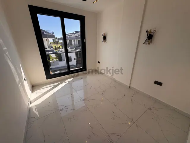 Didim Efeler'de Havuzlu Otoparklı Satılık Ciddi Pazarlık Lüks Villa 5