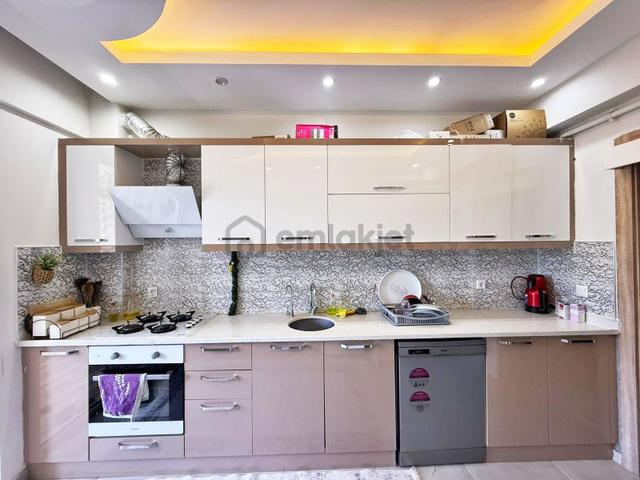 Fıstıklık'ta Ara Kat Geniş Oturumlu Cam Balkonlu Masrafsız 2+1 4